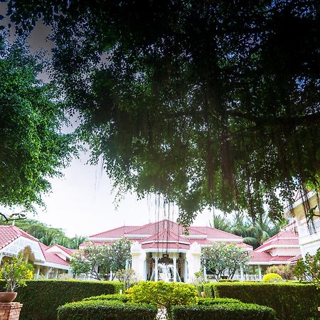Wora Bura Hua Hin Resort & Spa HHQ Exterior foto The main building of the university