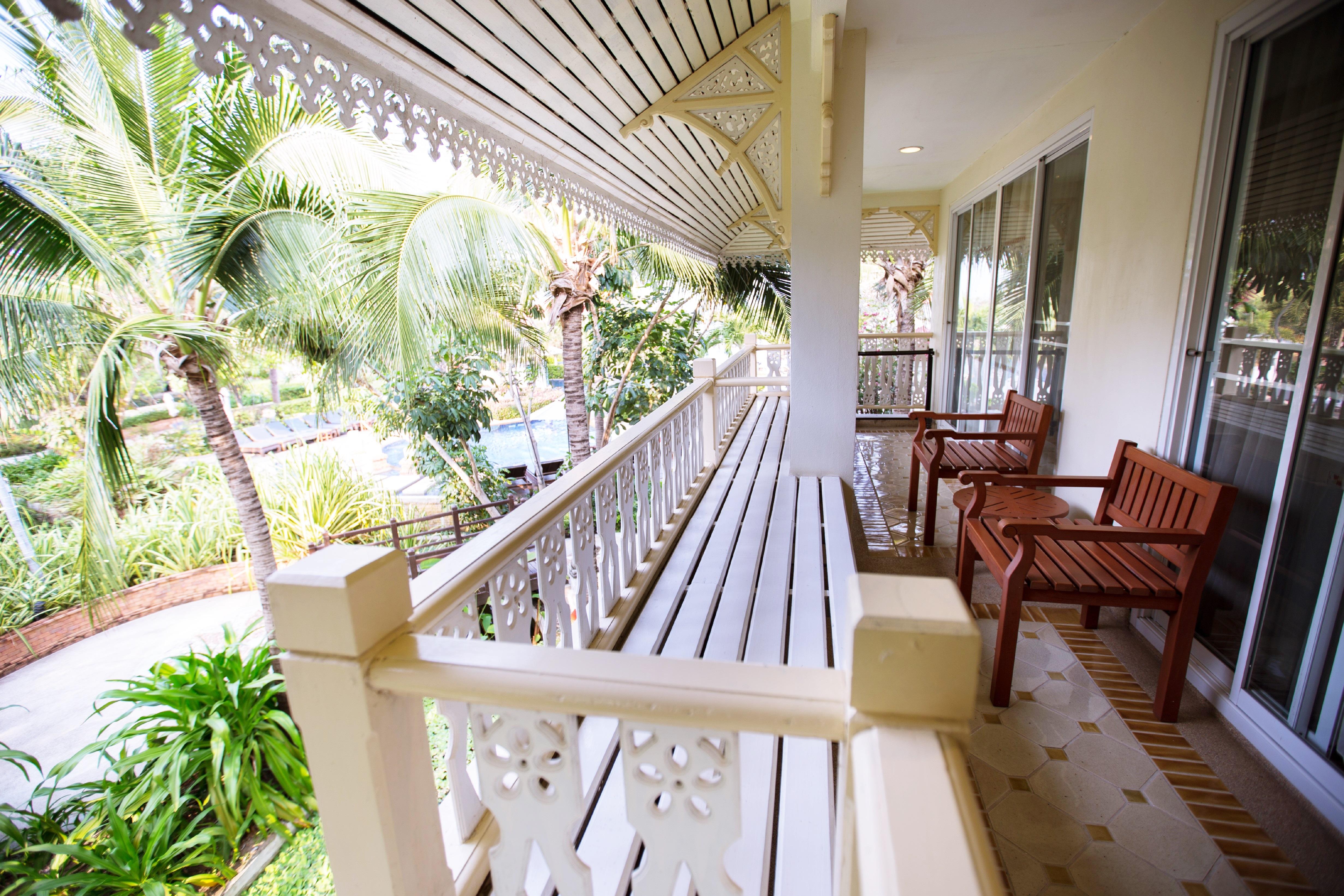 Wora Bura Hua Hin Resort & Spa HHQ Exterior foto A balcony