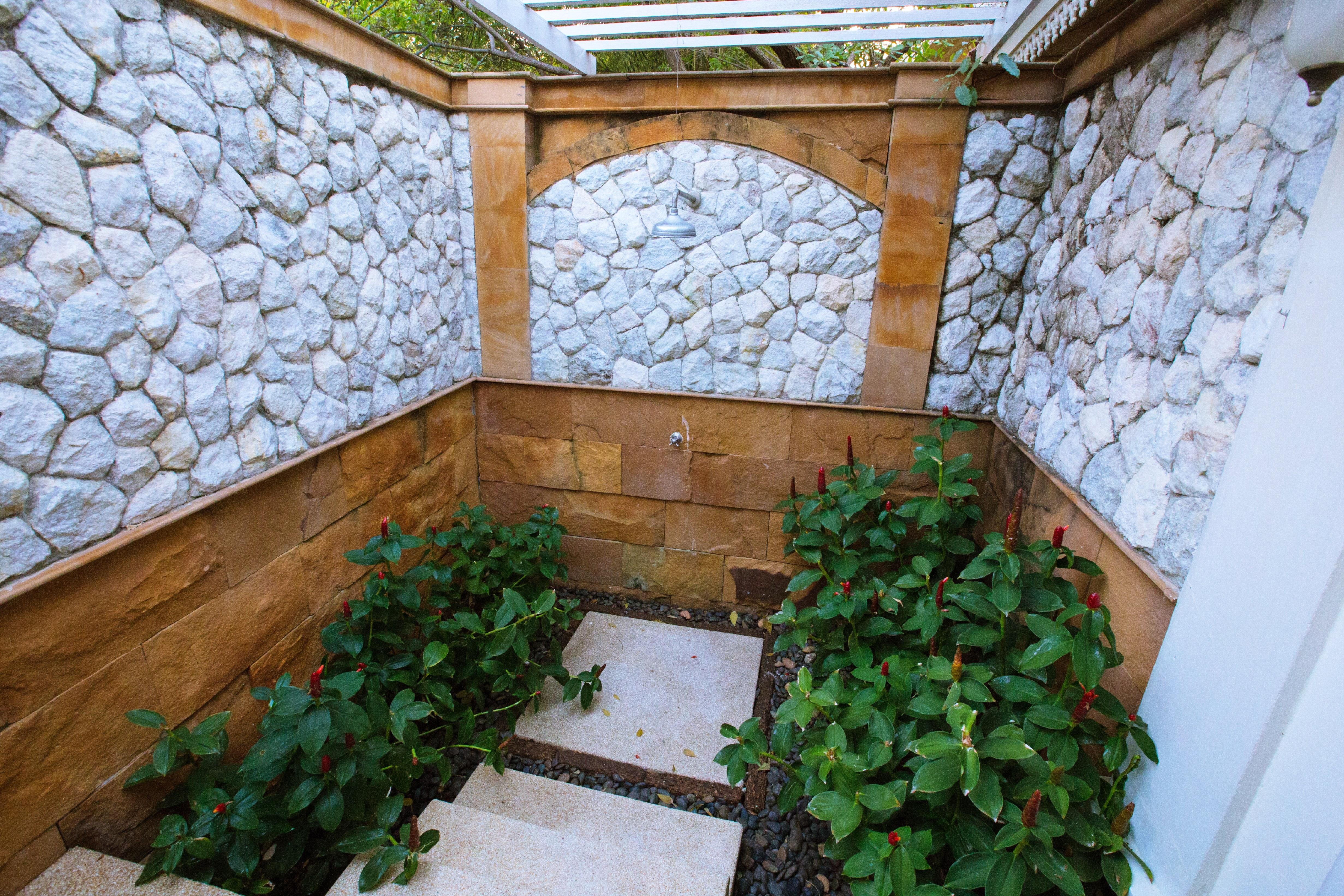 Wora Bura Hua Hin Resort & Spa HHQ Exterior foto A small garden in a private home