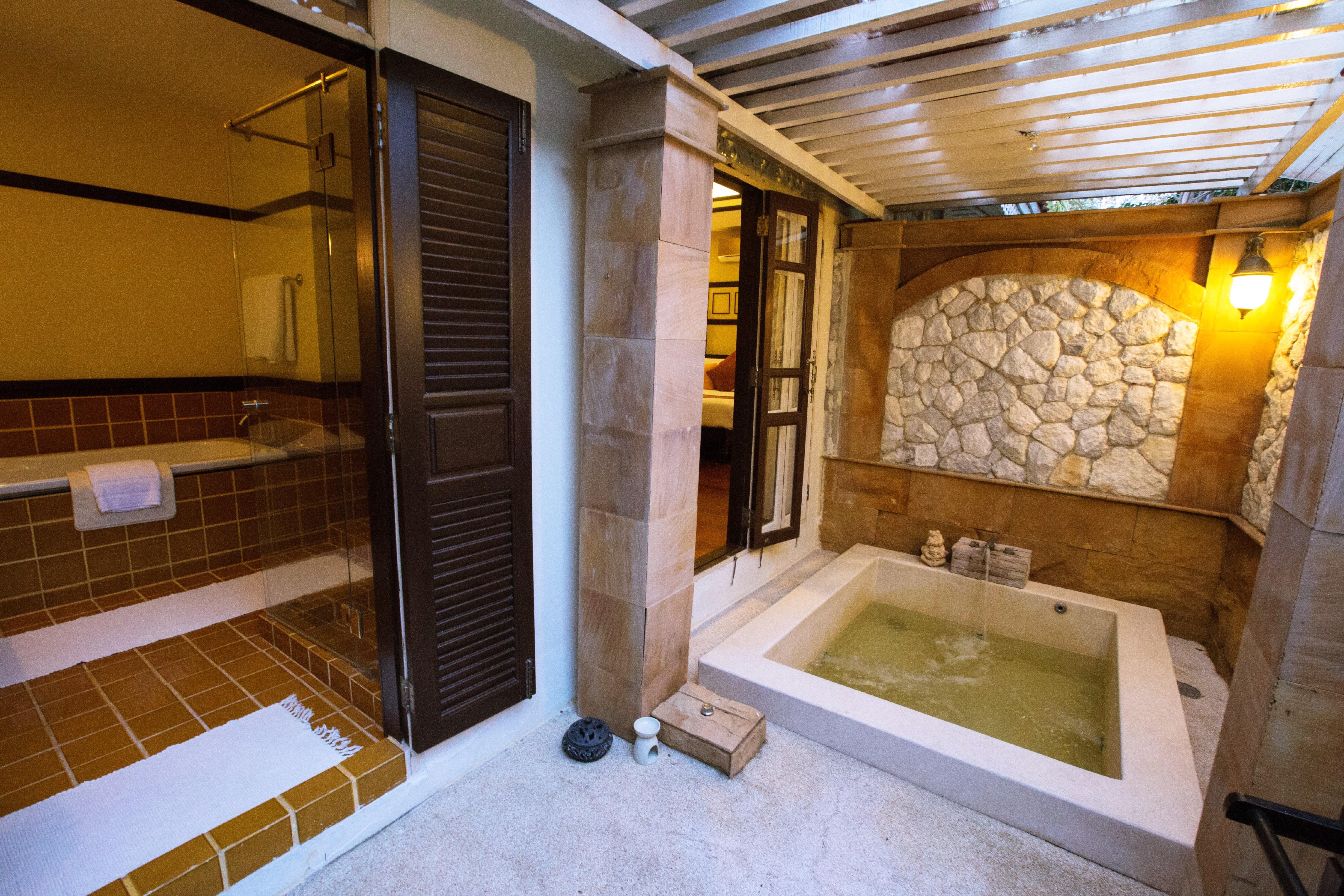 Wora Bura Hua Hin Resort & Spa HHQ Exterior foto A modern Japanese bathroom with a traditional soaking tub