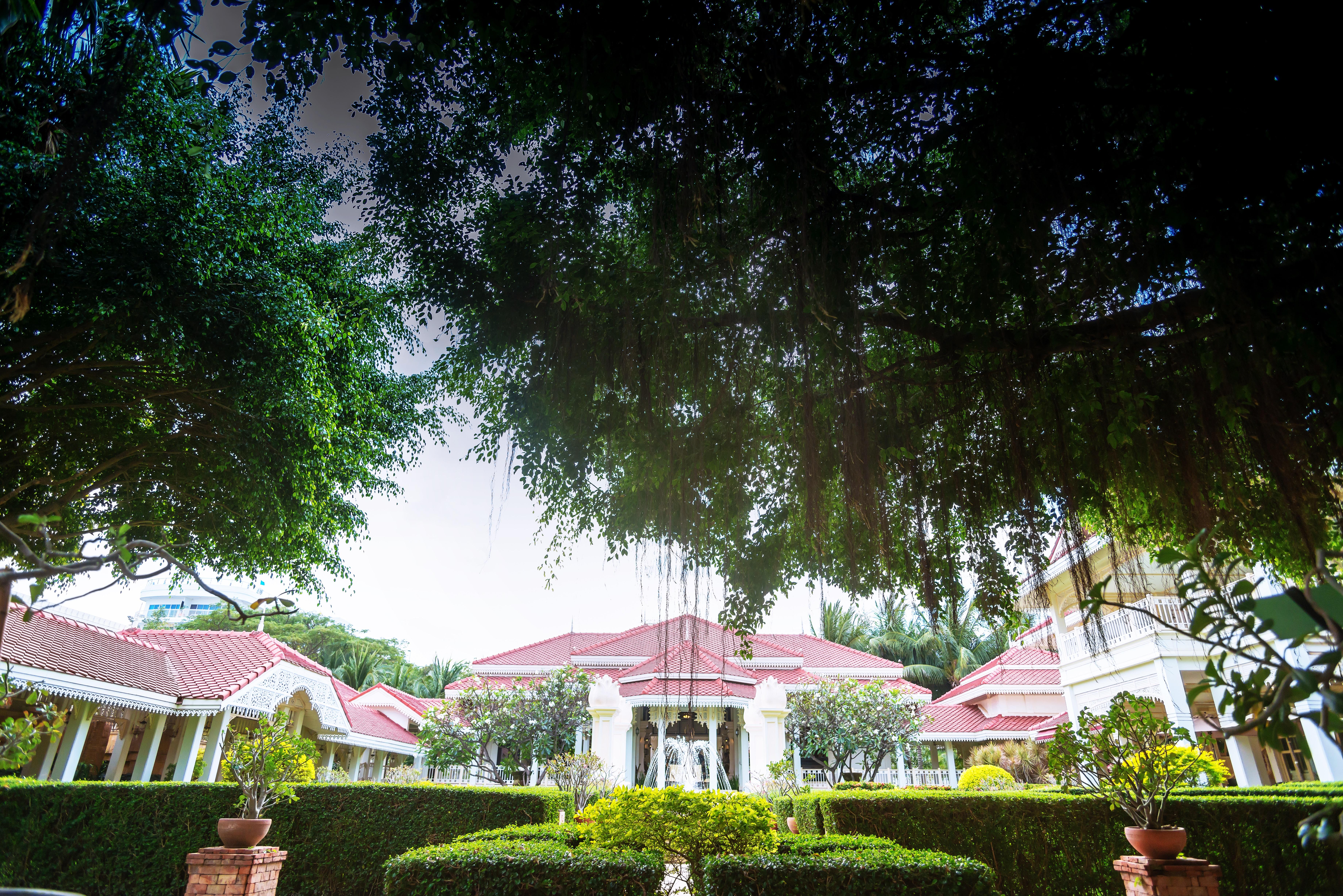 Wora Bura Hua Hin Resort & Spa HHQ Exterior foto The main building of the university