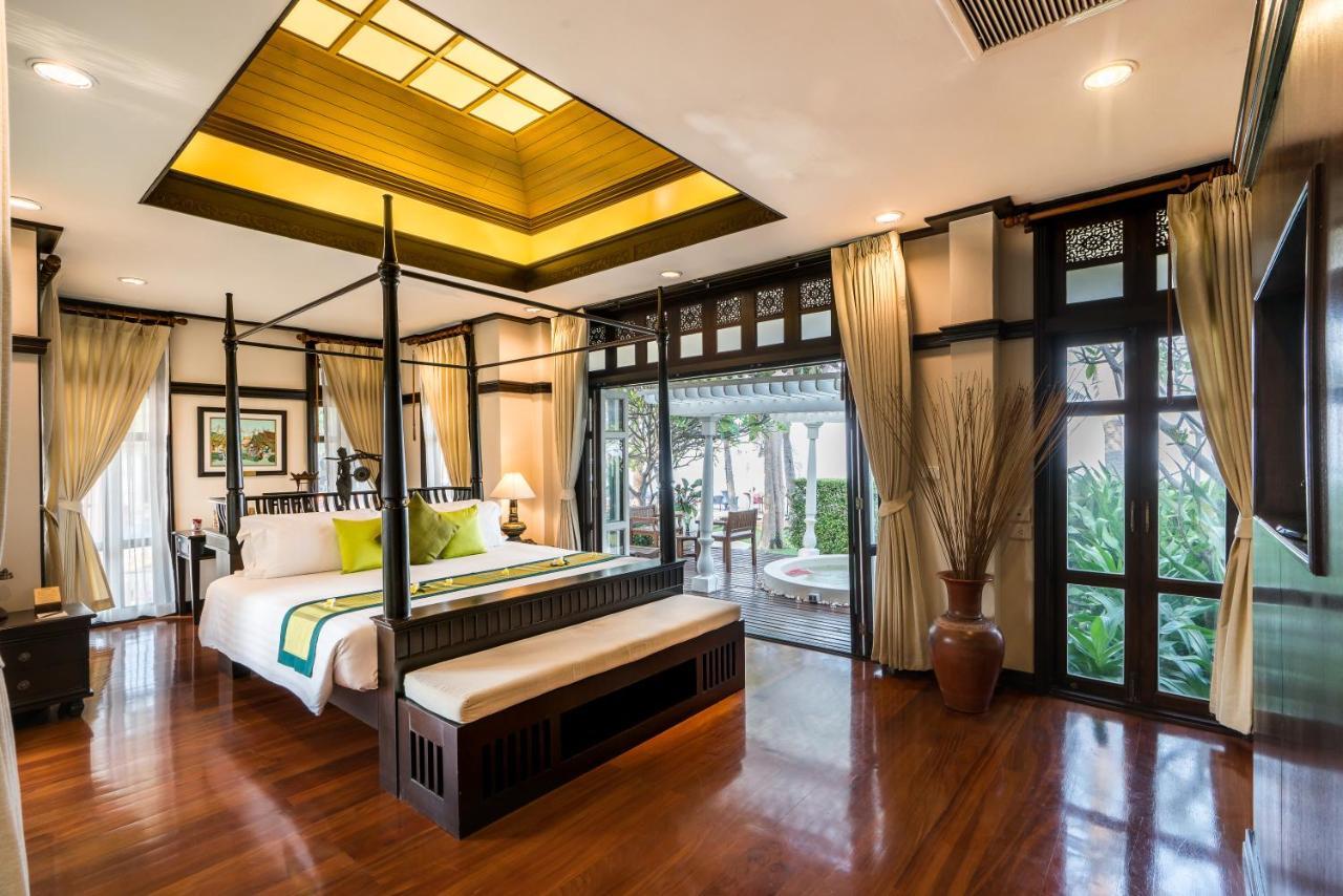 Wora Bura Hua Hin Resort & Spa Exterior foto A bedroom at the Royal Paradise Hotel & Spa