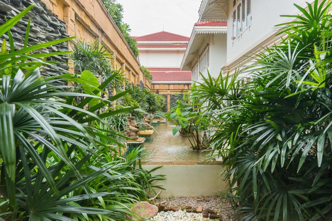 Wora Bura Hua Hin Resort & Spa HHQ Exterior foto The garden of the hotel