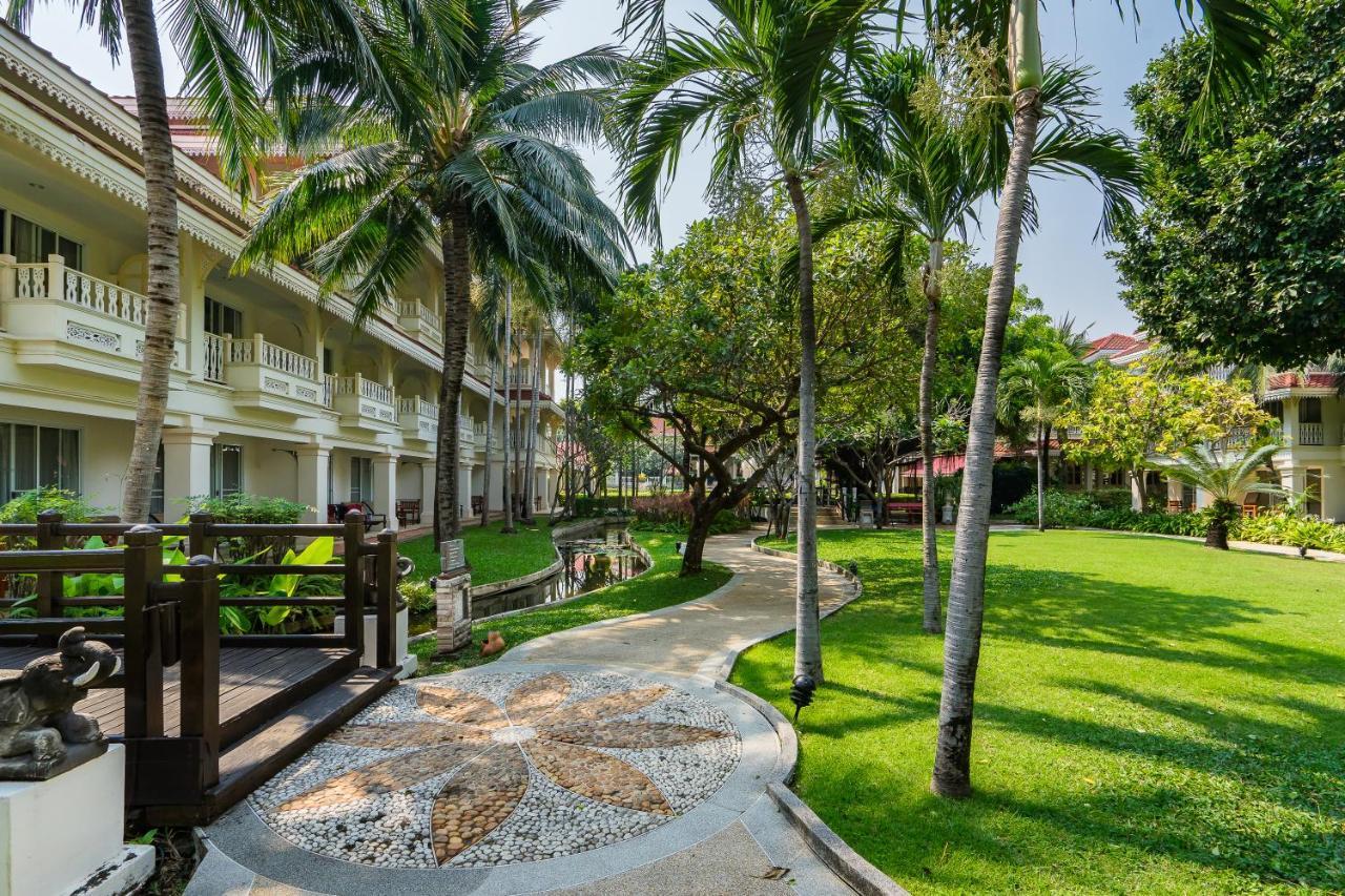 Wora Bura Hua Hin Resort & Spa HHQ Exterior foto The Royal Paradise Hotel and Spa